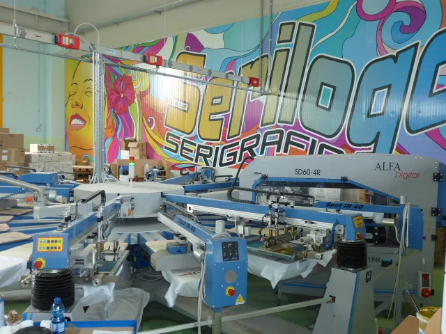Macchina ALFA Digital per stampa su tessuto nel laboratorio Serilogo